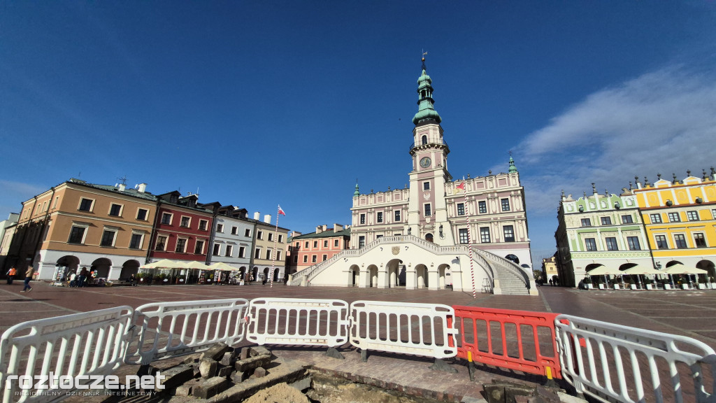 Dziura w płycie Rynku Wielkiego w Zamościu