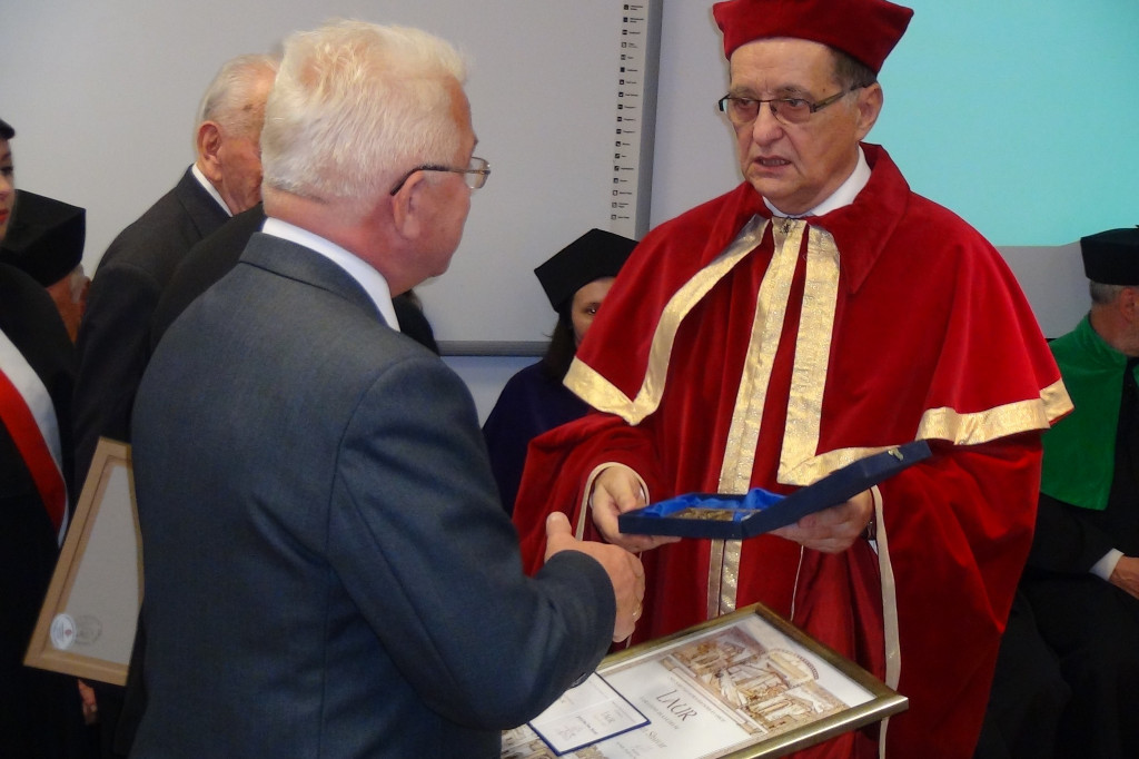 Gaudeaumus igitur!