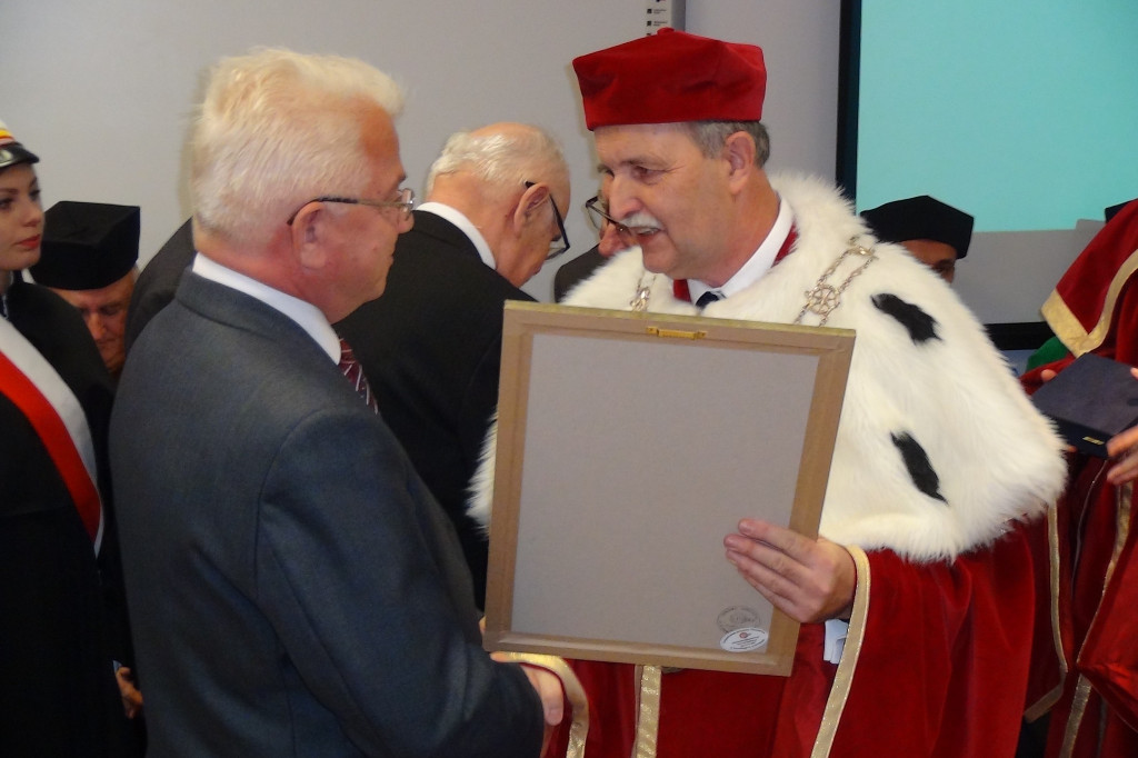 Gaudeaumus igitur!