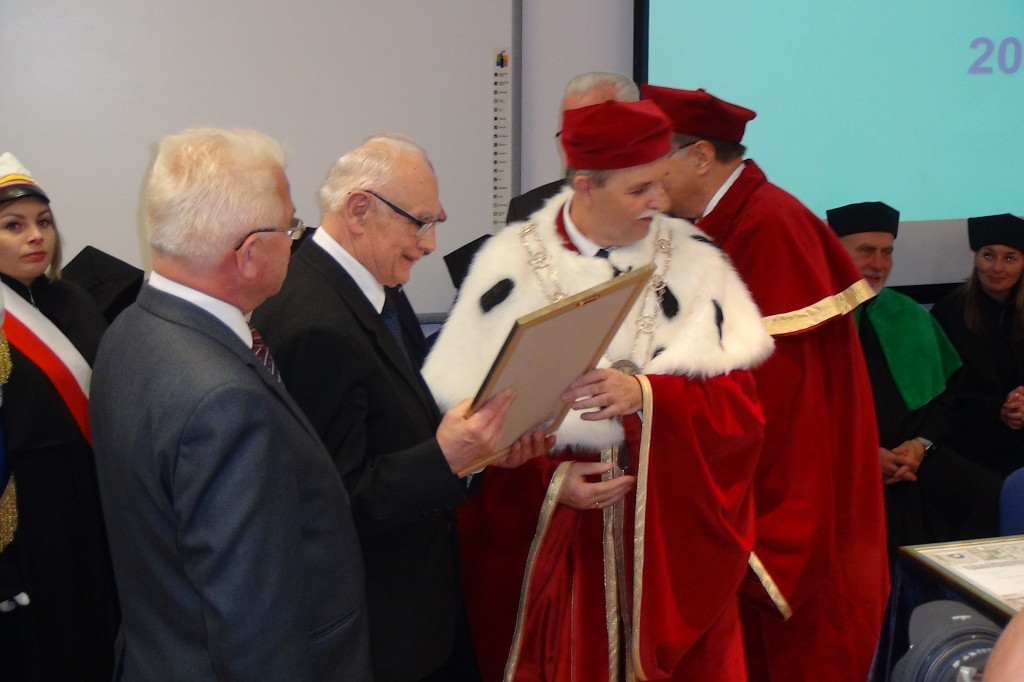 Gaudeaumus igitur!