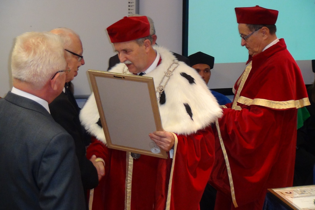 Gaudeaumus igitur!
