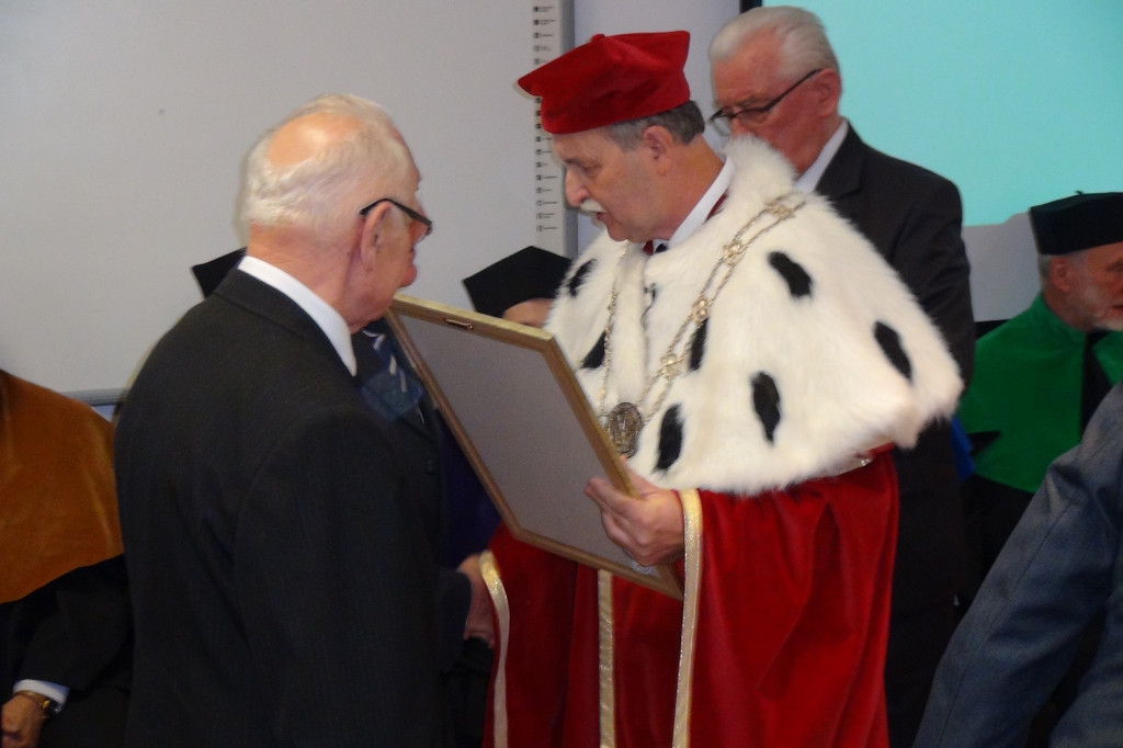 Gaudeaumus igitur!