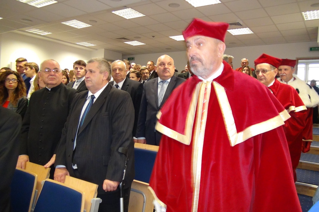 Gaudeaumus igitur!