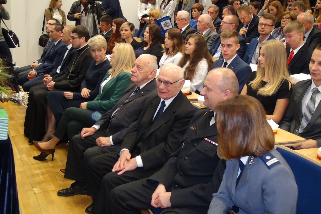 Gaudeaumus igitur!