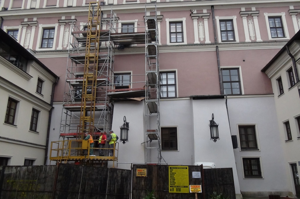 Windą do ... sali Consulatus