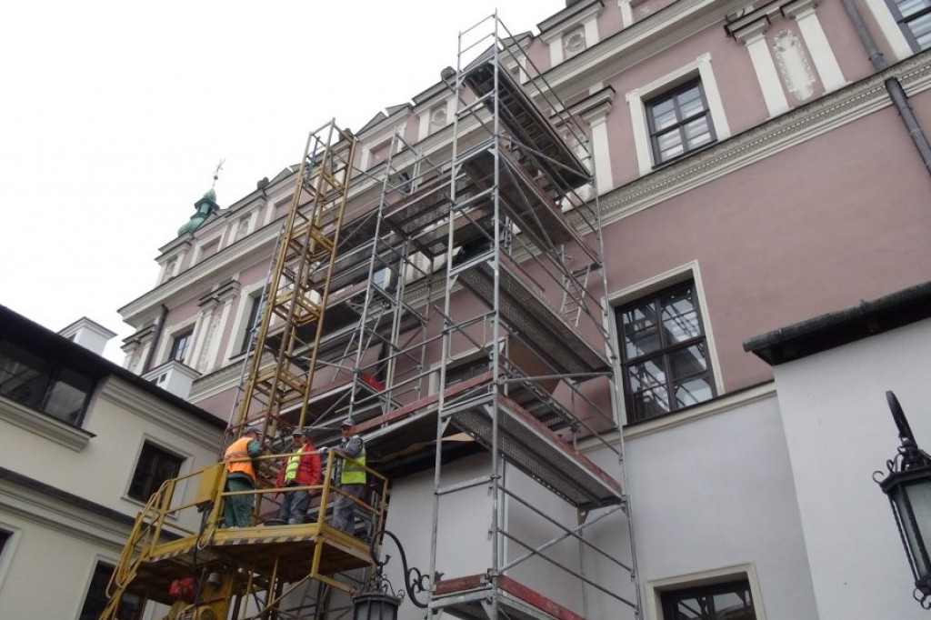 Windą do ... sali Consulatus