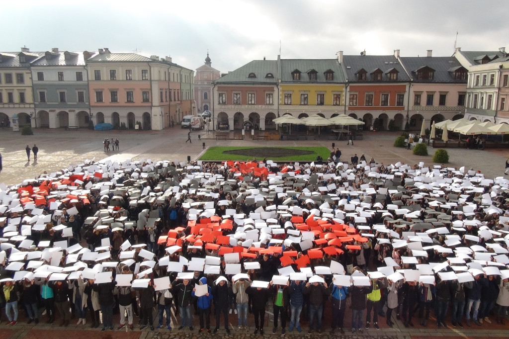 Żywa flaga na Rynku Wielkim [ZDJĘCIA]