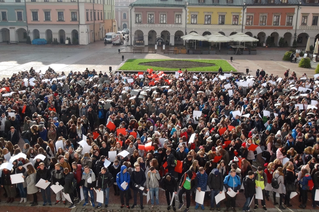 Żywa flaga na Rynku Wielkim [ZDJĘCIA]