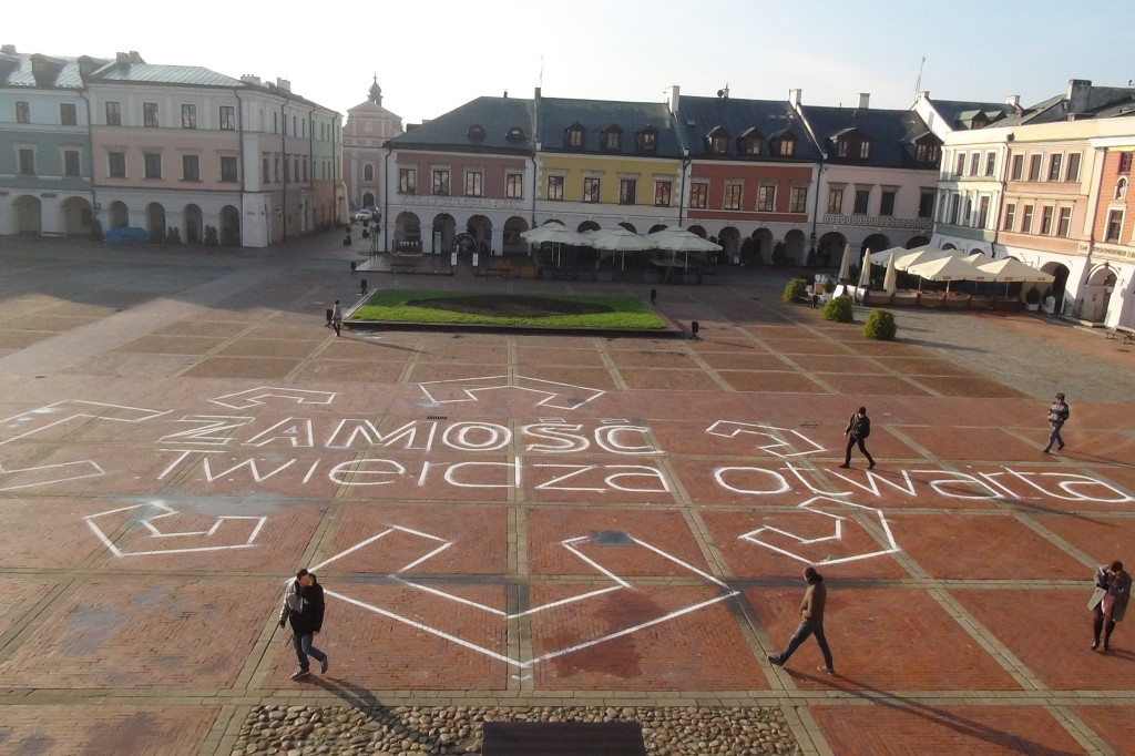 Żywa flaga na Rynku Wielkim [ZDJĘCIA]