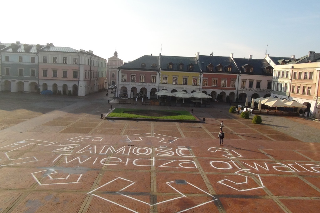Żywa flaga na Rynku Wielkim [ZDJĘCIA]