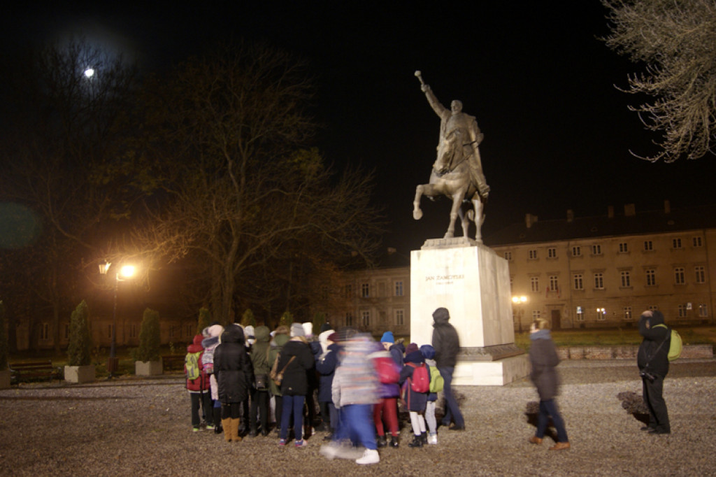 Nocny spacer po niepodległość