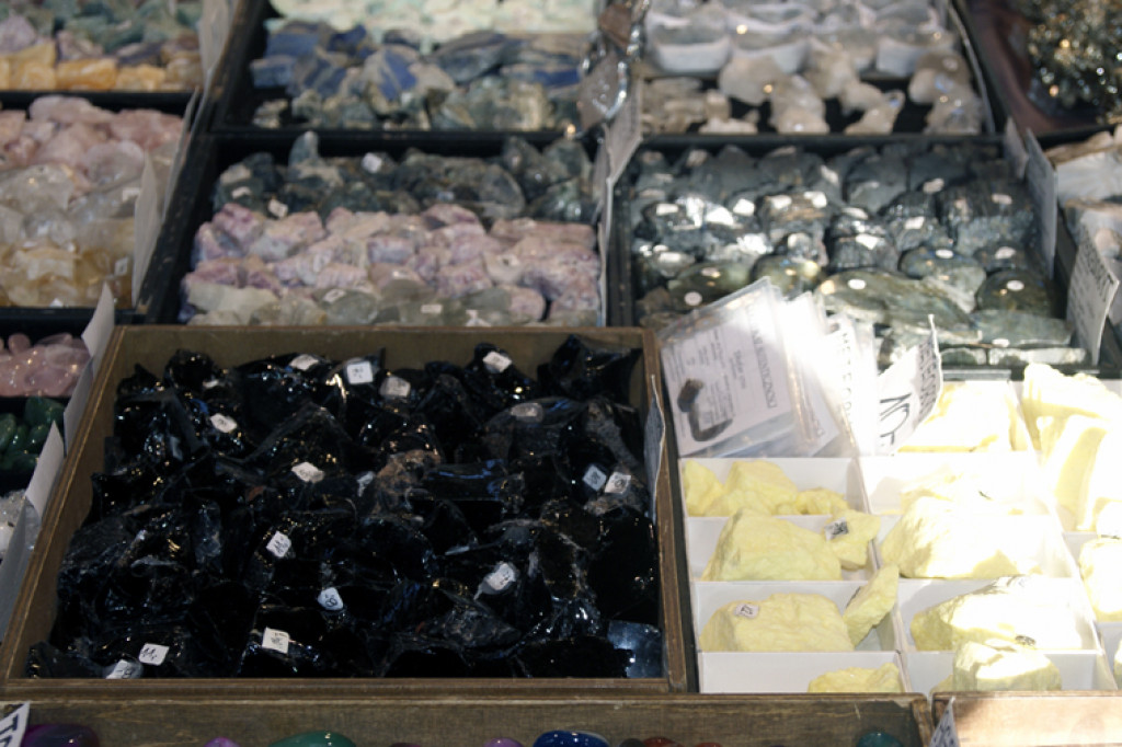 Minerały, biżuteria i perły na giełdzie