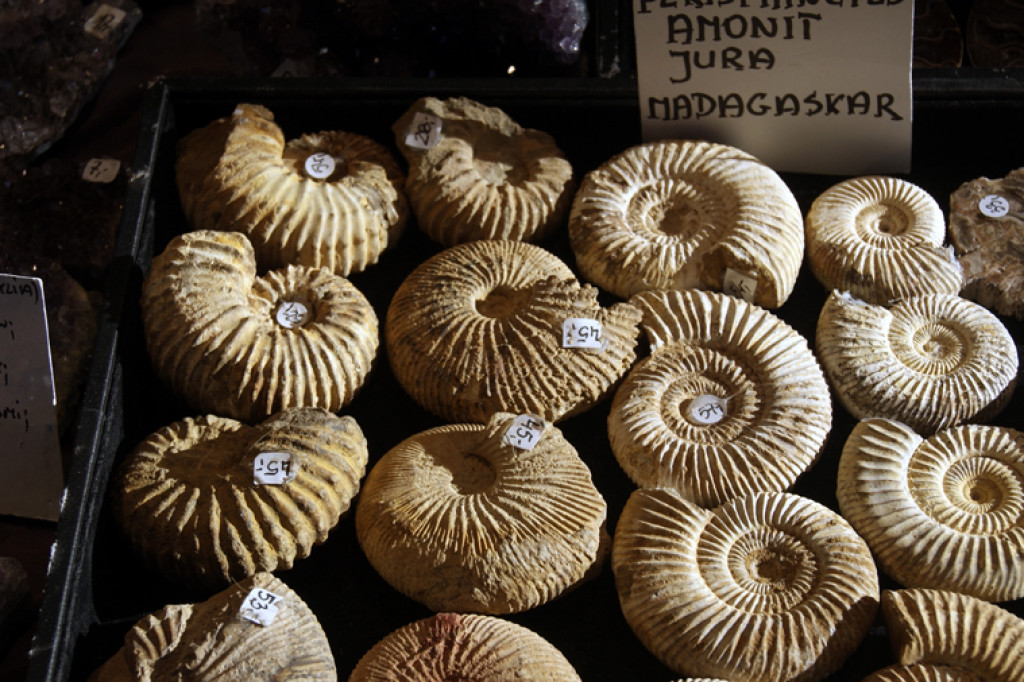 Minerały, biżuteria i perły na giełdzie