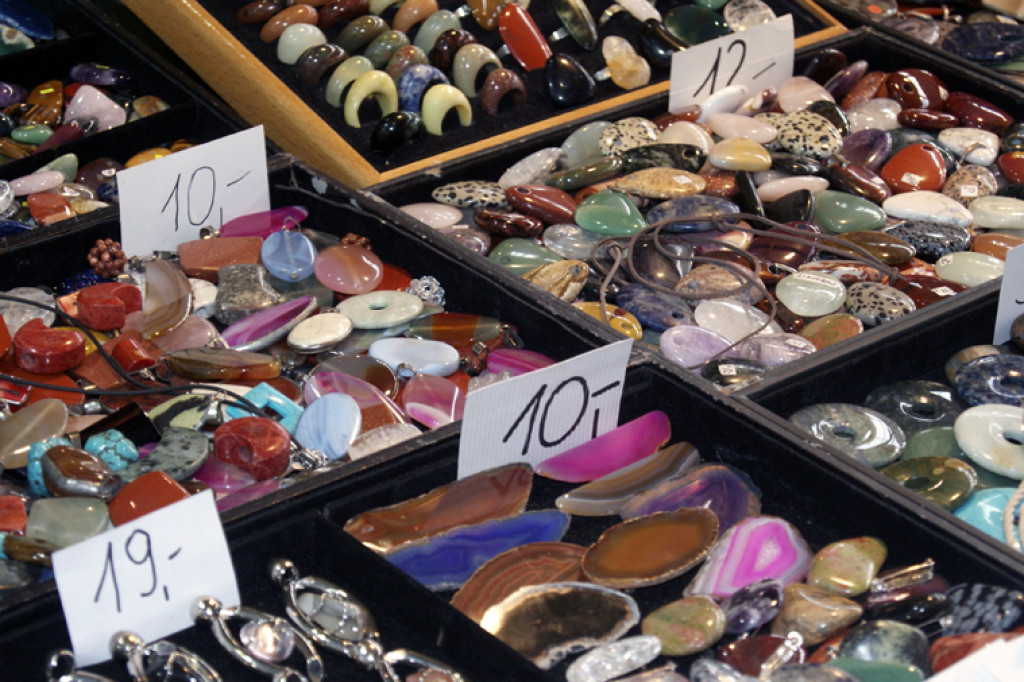 Minerały, biżuteria i perły na giełdzie