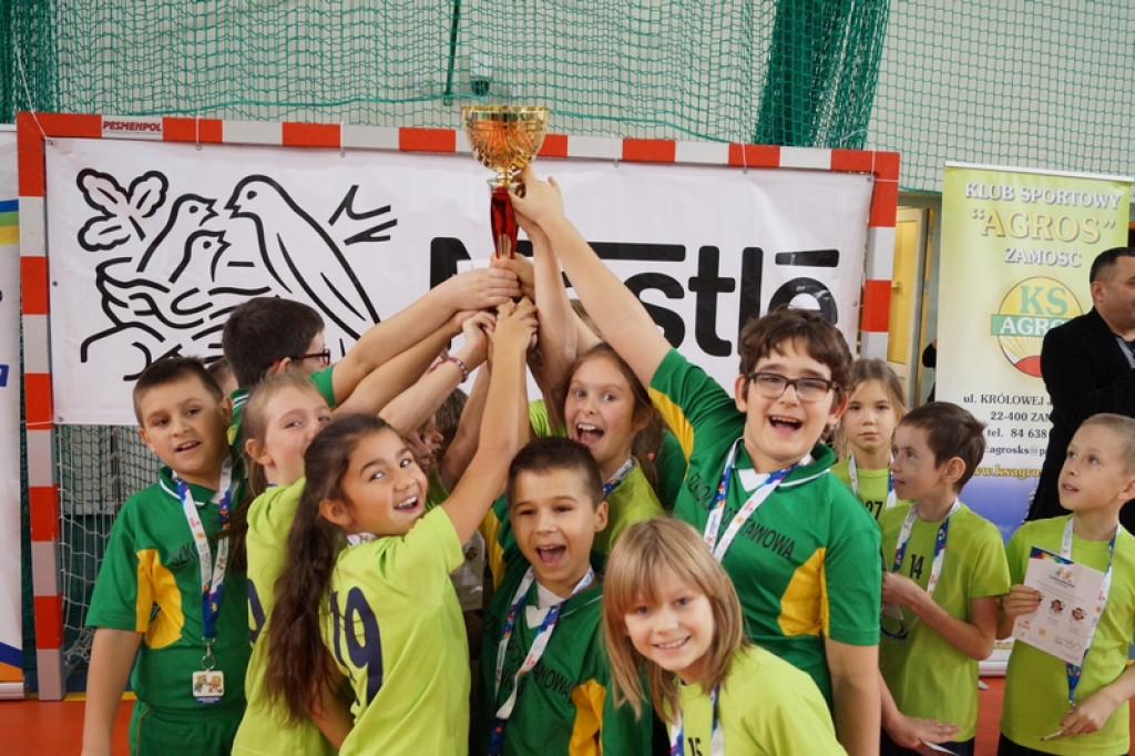 Najmłodsi uczniowie klas sportowych na zawodach