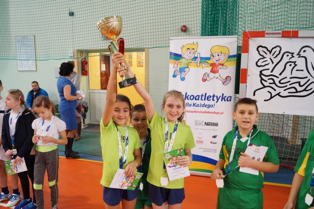 Najmłodsi uczniowie klas sportowych na zawodach
