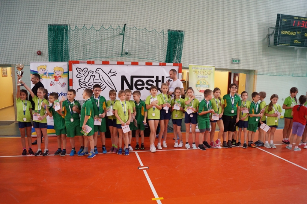 Najmłodsi uczniowie klas sportowych na zawodach