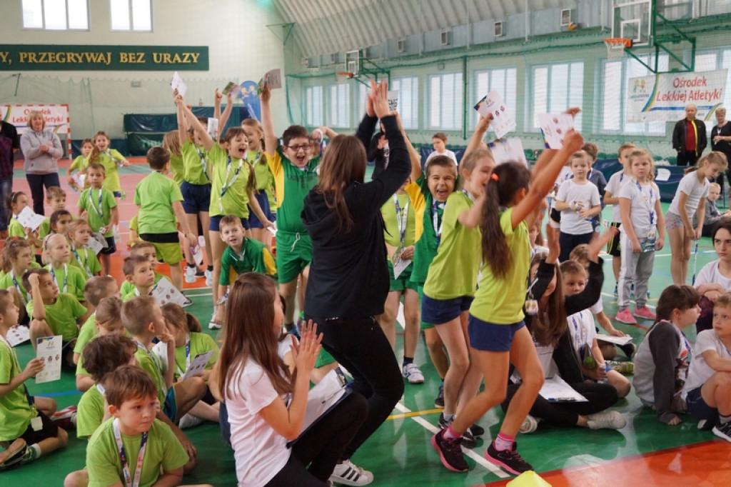 Najmłodsi uczniowie klas sportowych na zawodach