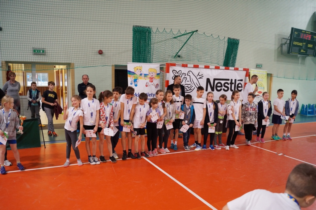 Najmłodsi uczniowie klas sportowych na zawodach
