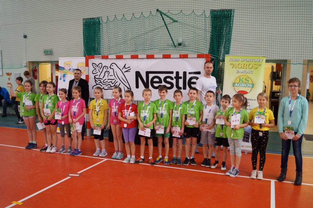 Najmłodsi uczniowie klas sportowych na zawodach