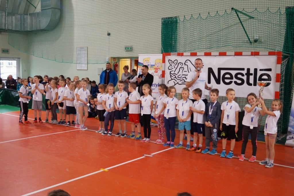 Najmłodsi uczniowie klas sportowych na zawodach