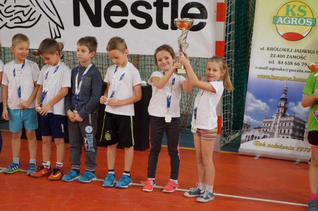 Najmłodsi uczniowie klas sportowych na zawodach