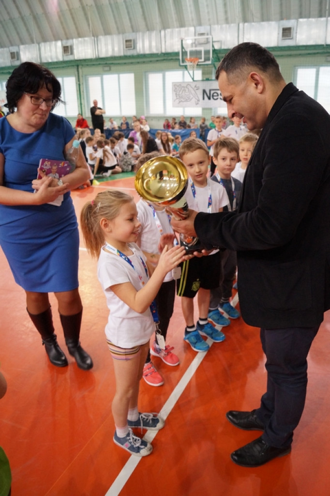 Najmłodsi uczniowie klas sportowych na zawodach