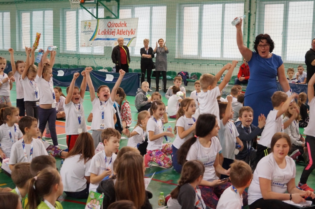 Najmłodsi uczniowie klas sportowych na zawodach