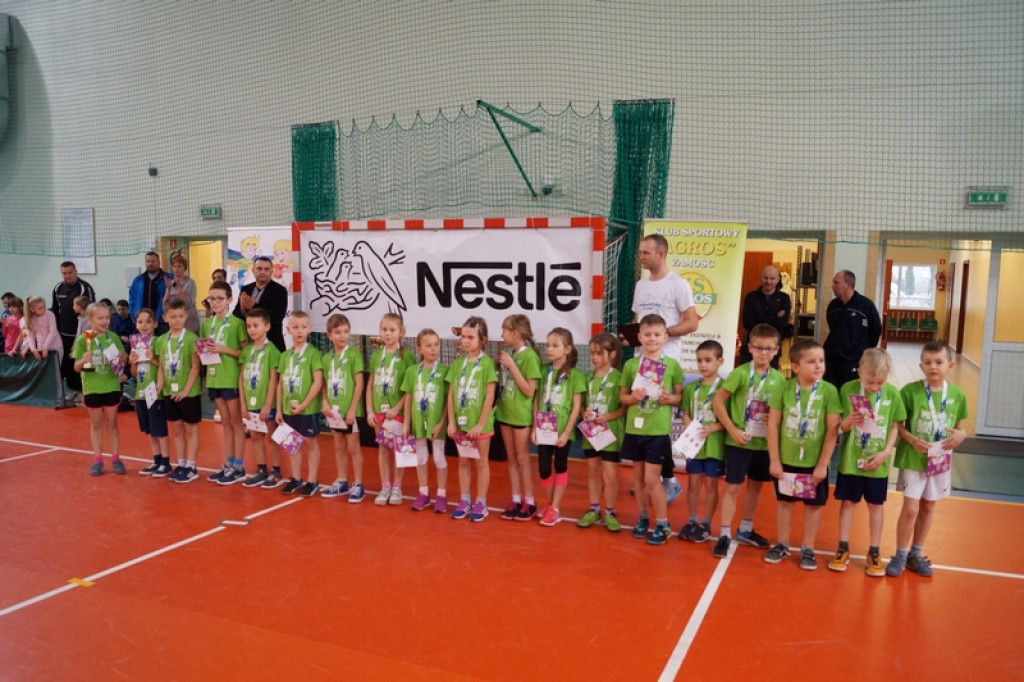 Najmłodsi uczniowie klas sportowych na zawodach