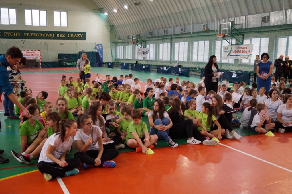 Najmłodsi uczniowie klas sportowych na zawodach
