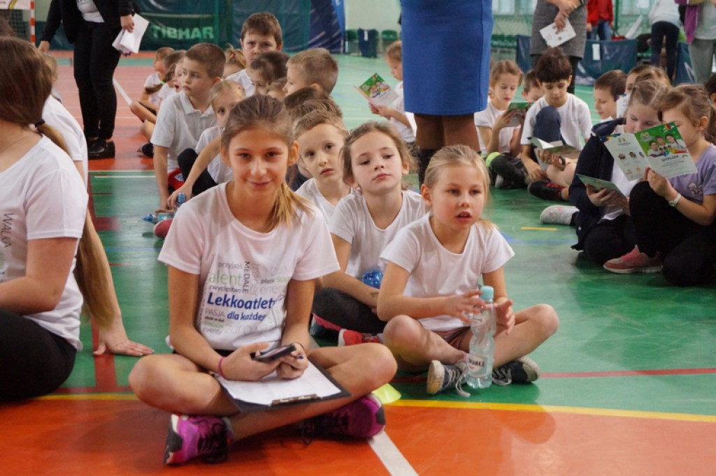 Najmłodsi uczniowie klas sportowych na zawodach