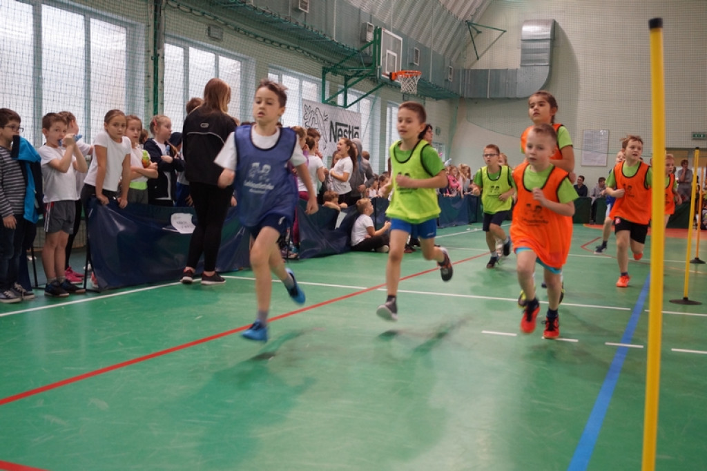 Najmłodsi uczniowie klas sportowych na zawodach