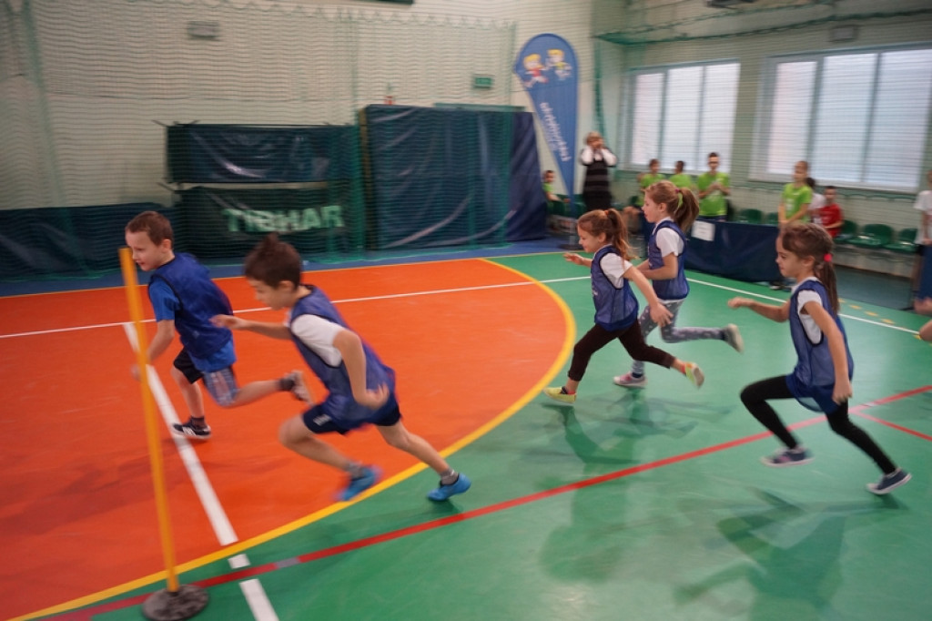 Najmłodsi uczniowie klas sportowych na zawodach