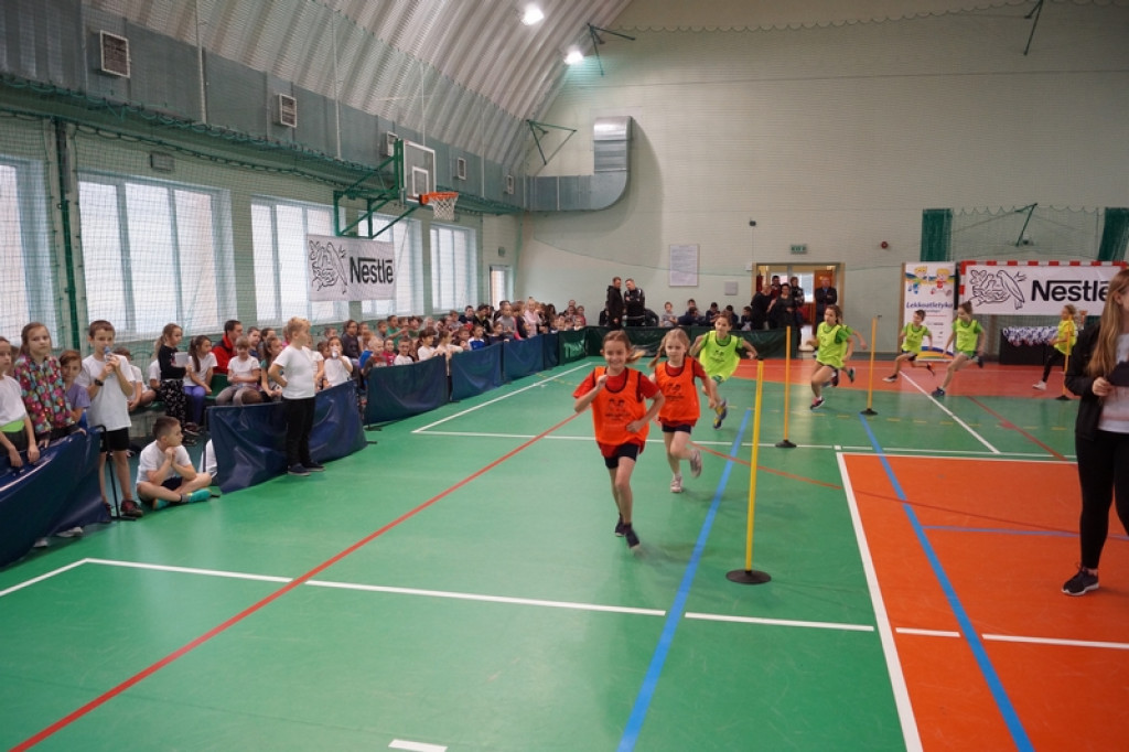 Najmłodsi uczniowie klas sportowych na zawodach