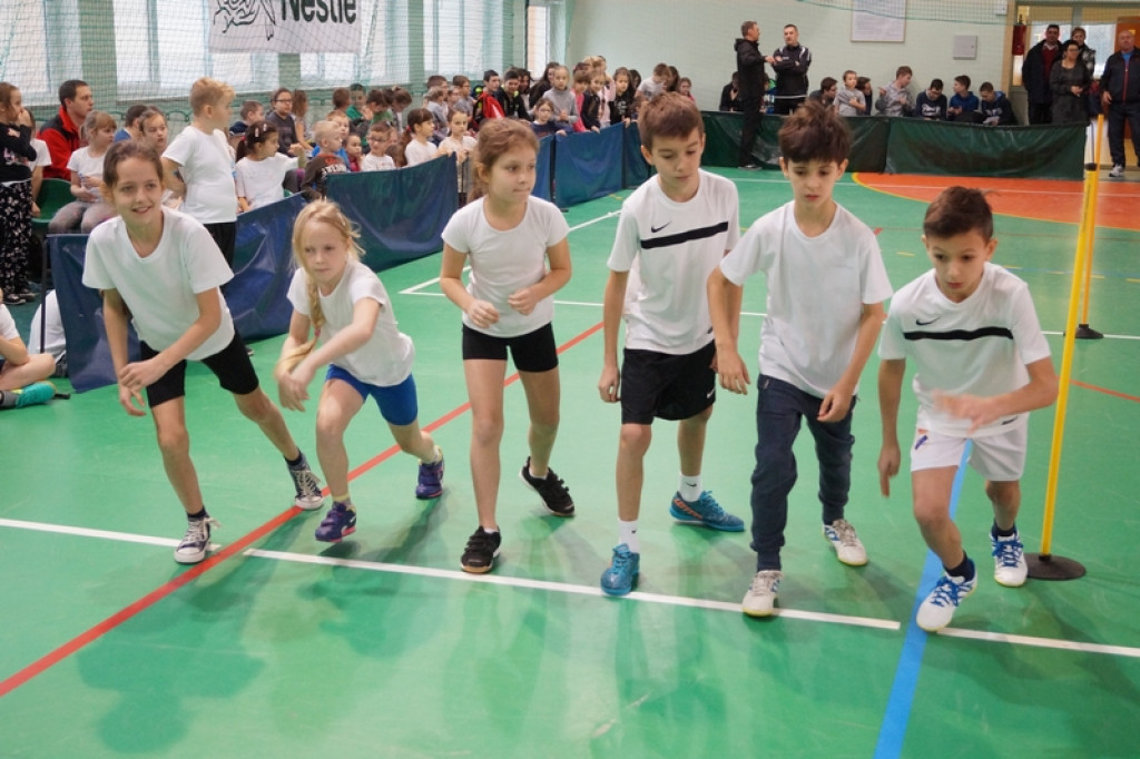 Najmłodsi uczniowie klas sportowych na zawodach