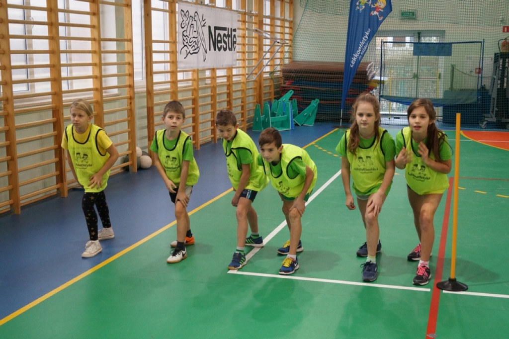 Najmłodsi uczniowie klas sportowych na zawodach