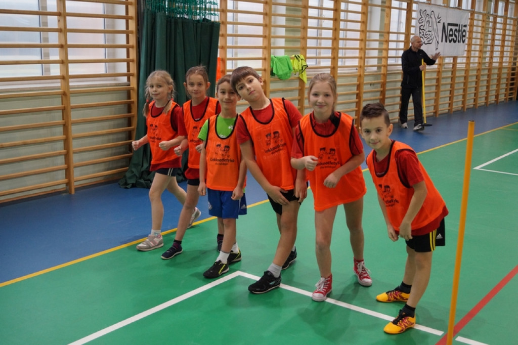 Najmłodsi uczniowie klas sportowych na zawodach