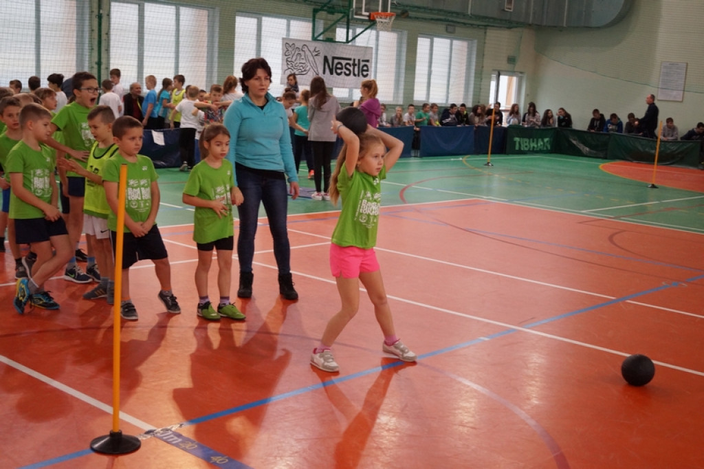 Najmłodsi uczniowie klas sportowych na zawodach