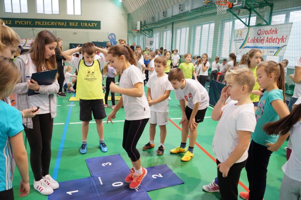 Najmłodsi uczniowie klas sportowych na zawodach