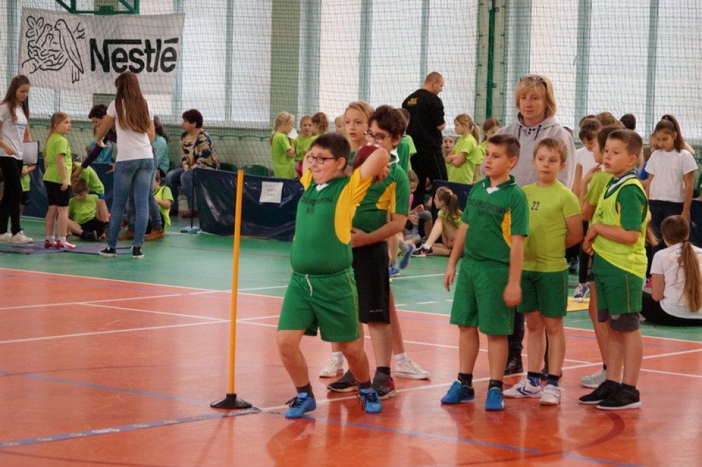 Najmłodsi uczniowie klas sportowych na zawodach