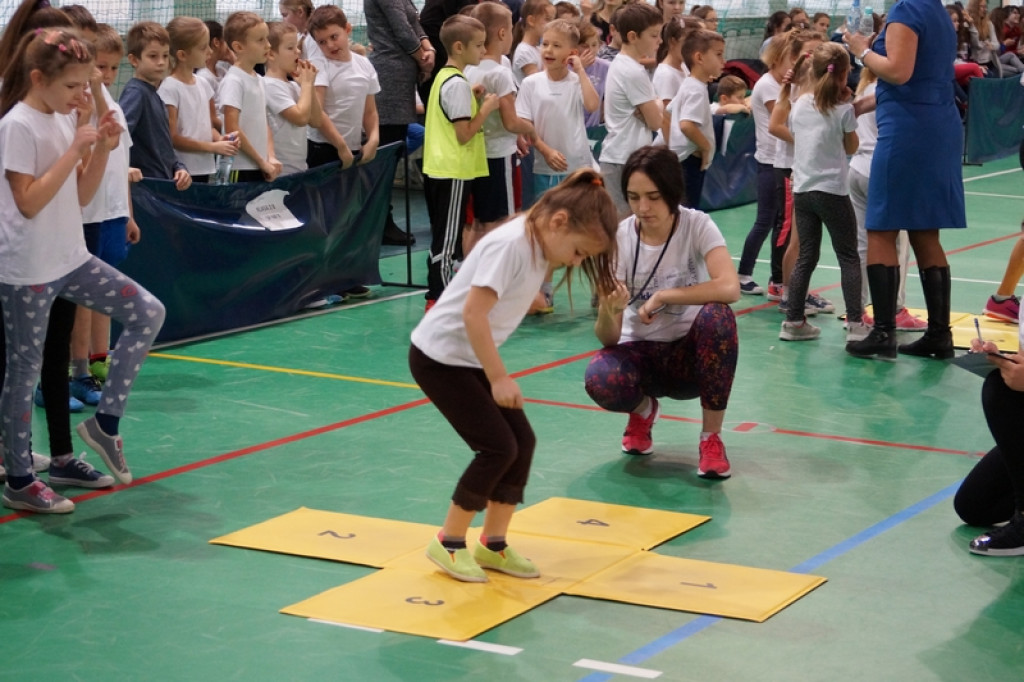 Najmłodsi uczniowie klas sportowych na zawodach