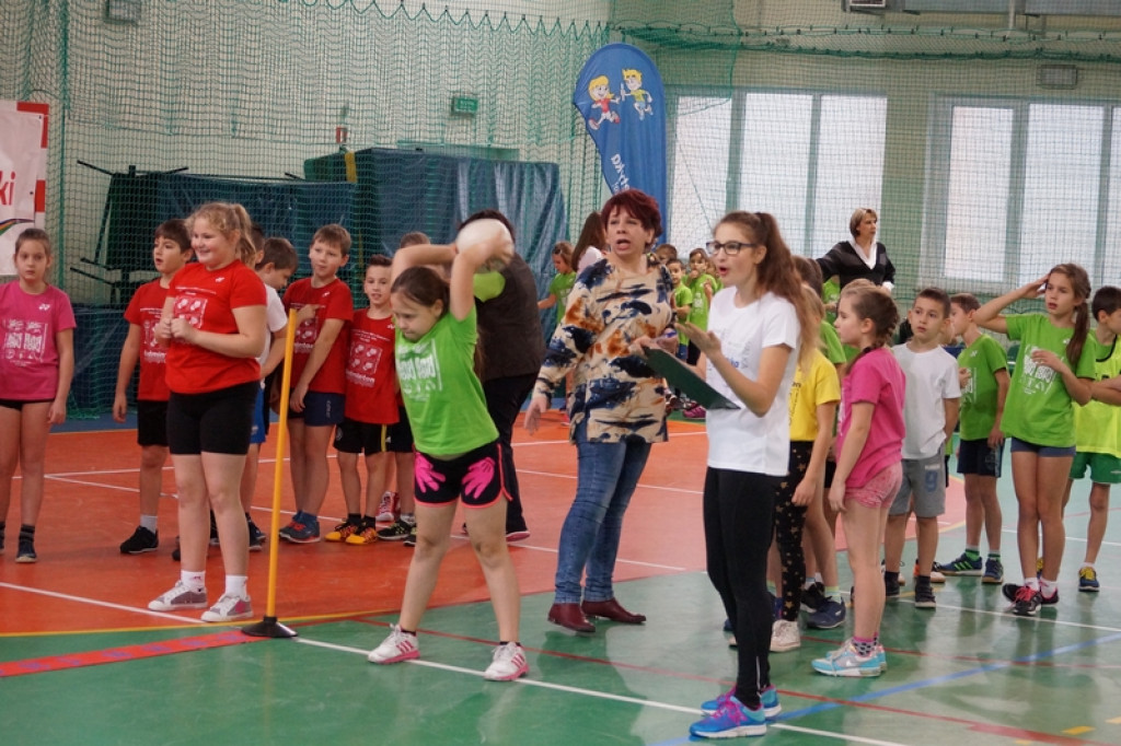 Najmłodsi uczniowie klas sportowych na zawodach