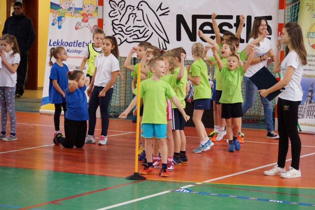 Najmłodsi uczniowie klas sportowych na zawodach