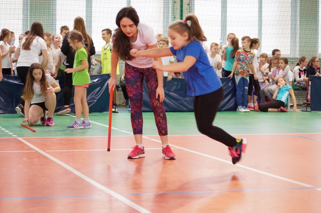 Najmłodsi uczniowie klas sportowych na zawodach