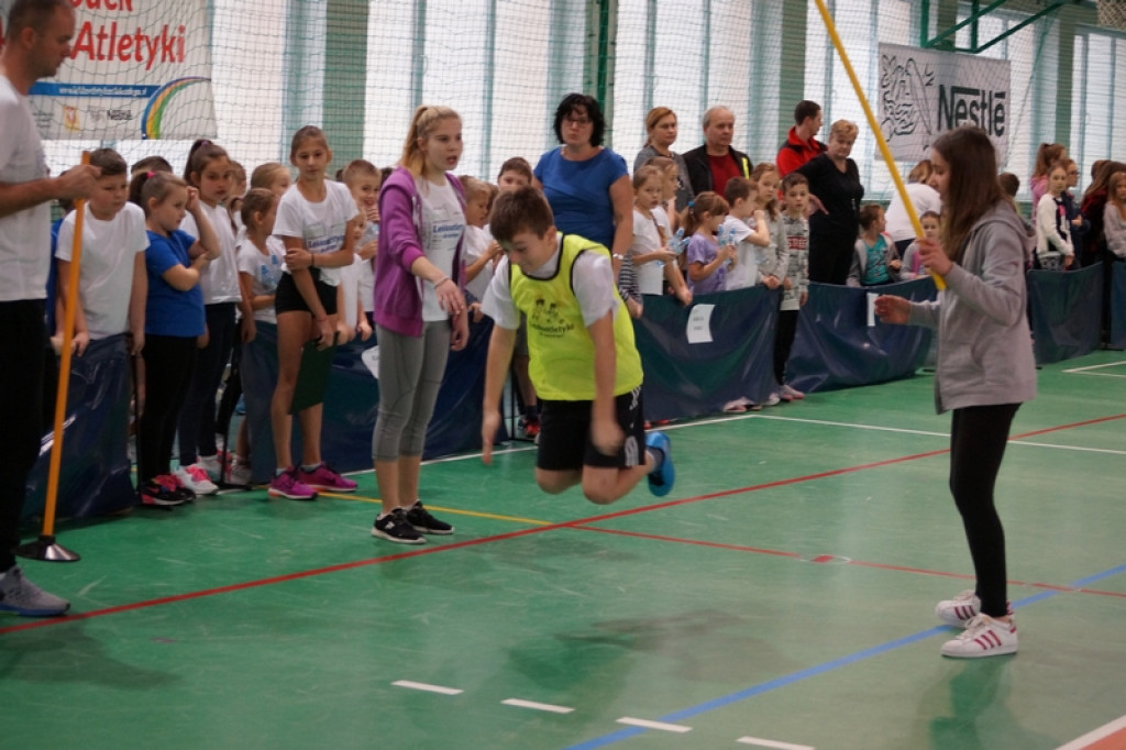 Najmłodsi uczniowie klas sportowych na zawodach