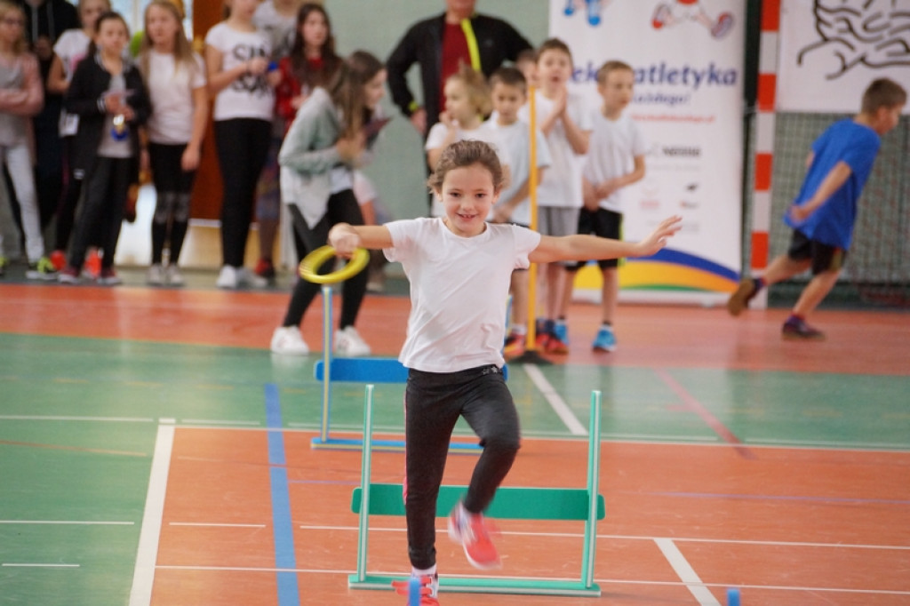 Najmłodsi uczniowie klas sportowych na zawodach
