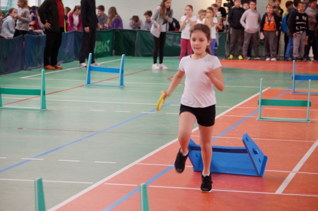 Najmłodsi uczniowie klas sportowych na zawodach