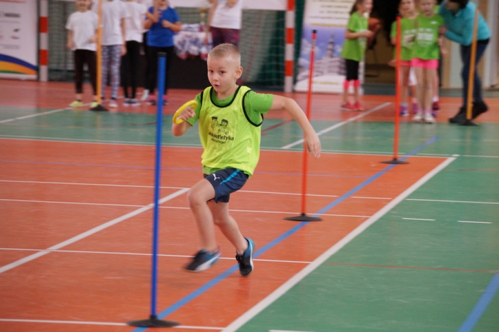 Najmłodsi uczniowie klas sportowych na zawodach