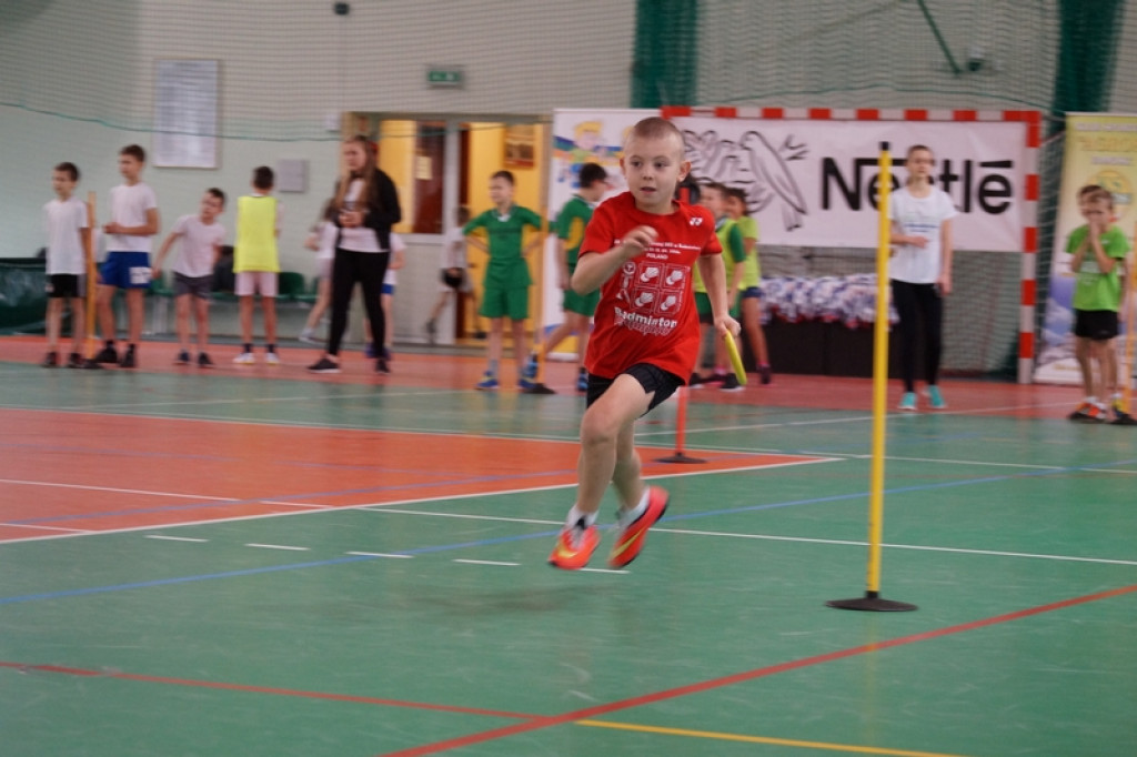 Najmłodsi uczniowie klas sportowych na zawodach