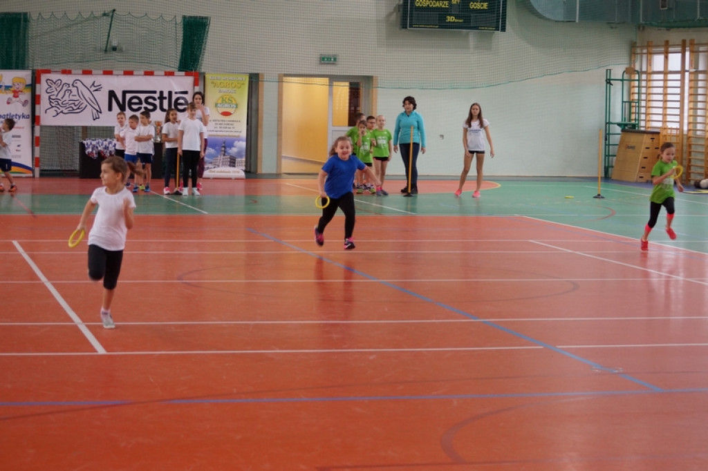 Najmłodsi uczniowie klas sportowych na zawodach